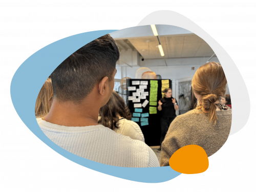 Eine Gruppe fröhlicher Menschen applaudiert.