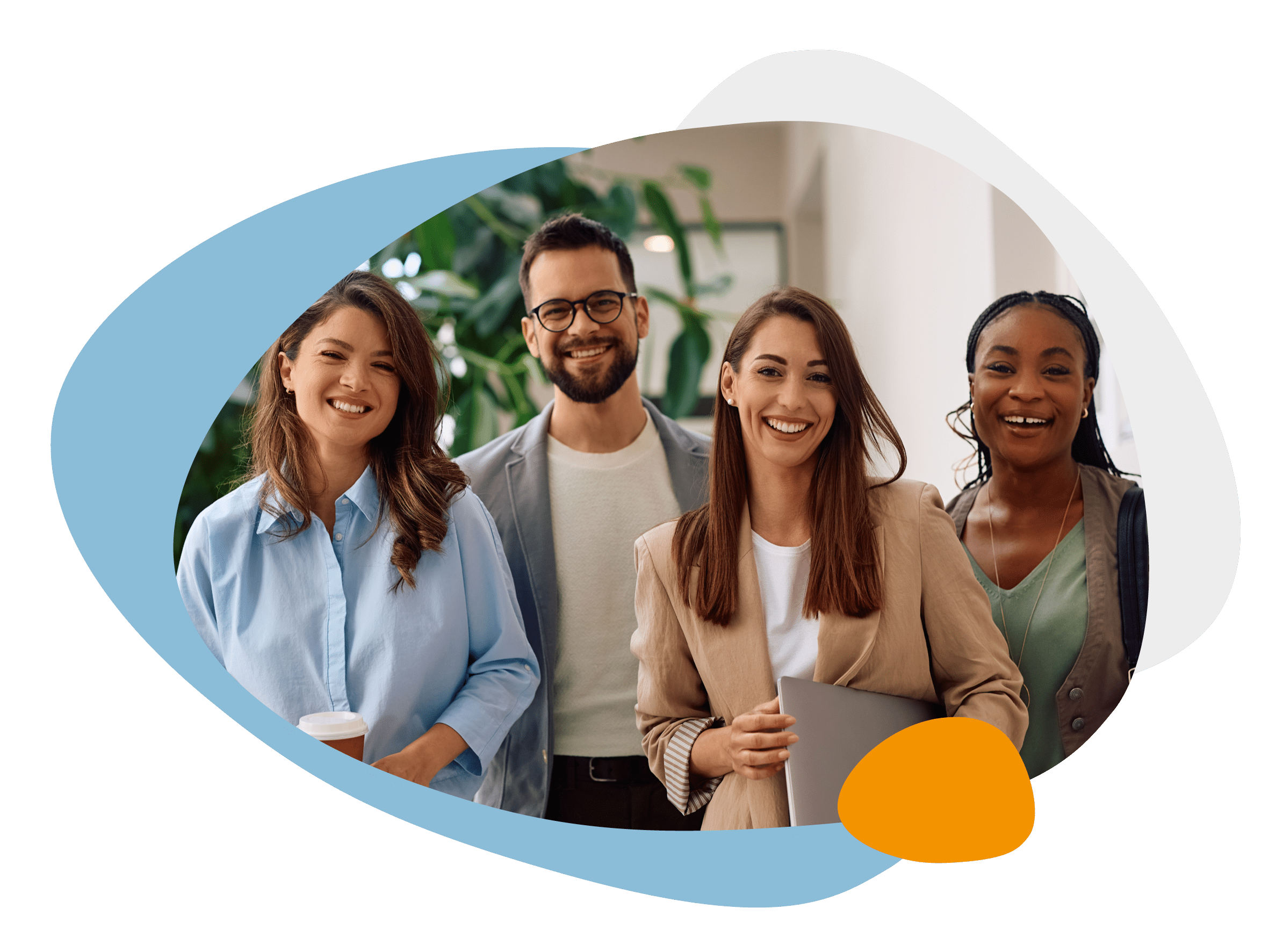 Gruppe von Teilnehmenden steht in einem Seminarraum und hört einer Präsentation zu..