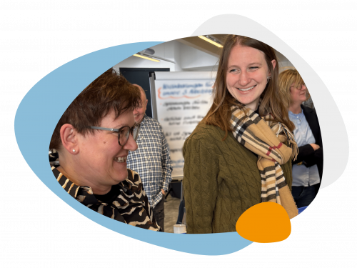 Eine vielfältige Gruppe von Menschen feiert Teamwork mit einer High-Five-Geste.